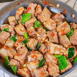 ซี่โครงหมูผัดตะใคร้ ( เป็นกับ )