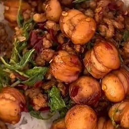 ข้าวหน้ากระเพราหมูสับไส้กรอก