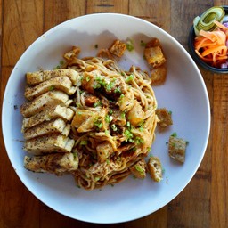 บะหมี่เต้าหู้ซอสถั่วรสเผ็ด