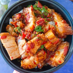 ผัดกระเพราหมูกรอบ ราดข้าว