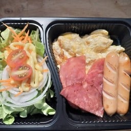 ชุดมื้อเช้า ไข่ข้น เบคอน ไส้กรอก สลัดผัก