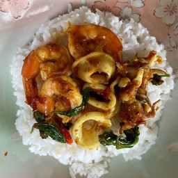 หมึกกุ้งผัดพริกแกงราดข้าว
