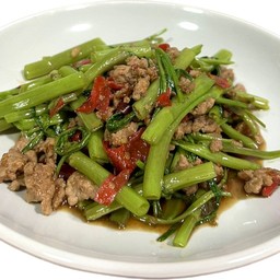 ผัดผักบุ้งหมูสับราดข้าว