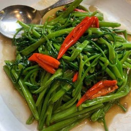 ข้าวราดผัดผักบุ้งพริกสด
