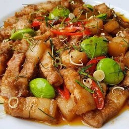 หมูผัดกะปิสะตอ