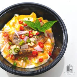 ข้าวไข่ขยี้ยําปลากระป๋อง