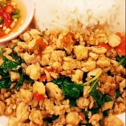 กระเพราไก่สับราดข้าว