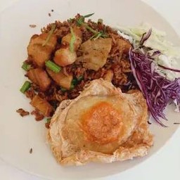 ข้าวคลุกเครื่องแกงหมูไข่ดาว