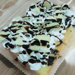 ขนมปังปิ้ง+วิปครีม+อัลมอนด์