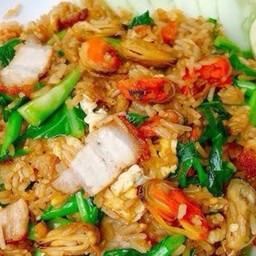 ข้าวผัดไข่ หมูกรอบ