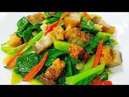 ผัดคะน้าหมูกรอบ