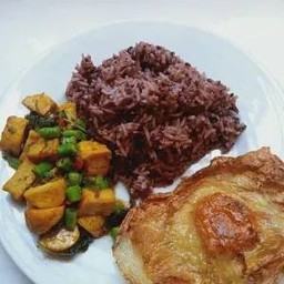 ข้าวกะเพราเต้าหู้ไข่ดาวเจ