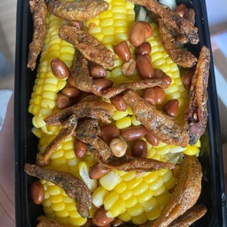 ยำมะม่วงข้าวโพด ปลากรอบ