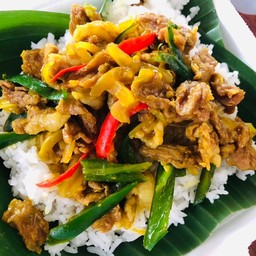 ข้าวราดเนื้อผัดขมิ้น