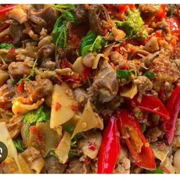 กะเพราเครืองในไก่หน่อไม่ดองราดข้าว