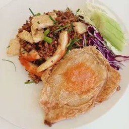 ข้าวคลุกเครื่องแกงทะเลไข่ดาวเจ