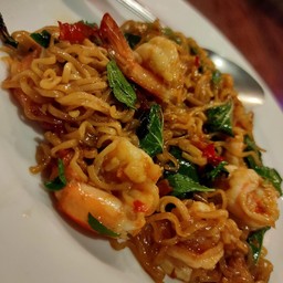 ผัดมาม่ากระเพาะกุ้ง