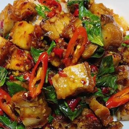 หมูโคตรกรอบผัดน้ำพริกเผาเป้นกับข้าว