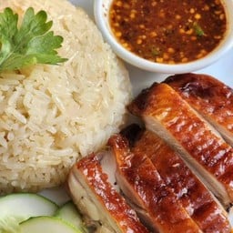 ข้าวมันไก่ย่าง น้ำจิ้มแจ่ว
