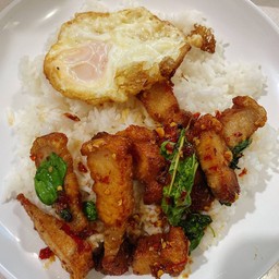 ข้าวกระเพราหมูกรอบ+ใข่ดาว