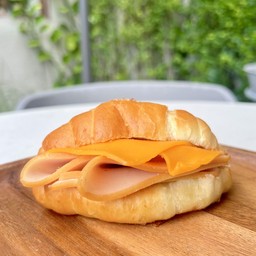 ขนมปังเกลือแฮมชีส