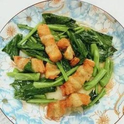 คะน้าหมูกรอบเจ