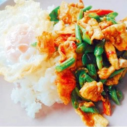ไก่ผัดพริกแกงถั่ว-ราดข้าว