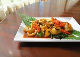 ผัดพริกแกงปลาหมึก