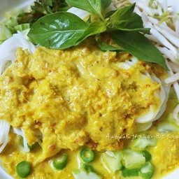 ขนมจีนน้ำยากะทิหมูสับ +ไข่ต้ม+ผักสด