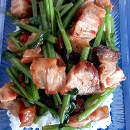 ผักบุ้งหมูกรอบราดข้าว