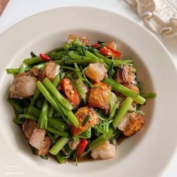 ผัดผักบุ้งหมูกรอบ