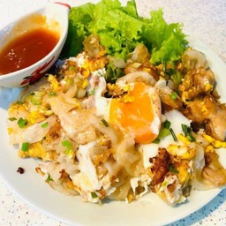 ก๋วยเตี๋ยวคั่วรวมมิตร + ปลาหมึกกรอบ