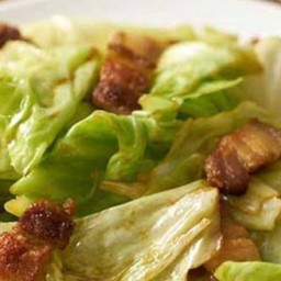 กะหล่ำปลีผัดน้ำปลาหมูกรอบ กรอบเป็นกับข้าว