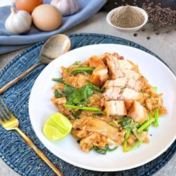 ผัดซีอิ้ว หมูกรอบ