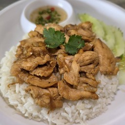 ข้าวไก่กระเทียมพริกไทย