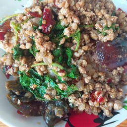 ข้าวกระเพราไข่เยี่ยวม้าพริกแห้ง