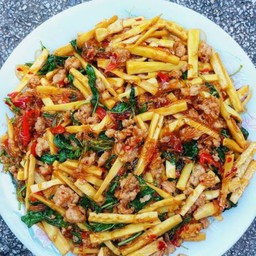 กระเพราหน่อไม้หมูสับสุตร 5 พริกเป็นกับข้าว