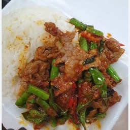 ข้าวผัดเผ็ดเนื้อ