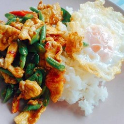 ข้าวผัดพริกแกงไก่