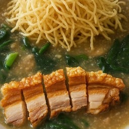 หมี่ขาวกรอบราดหน้าหมูกรอบ