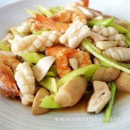 ข้าวราดทะเลผัดขมิ้น