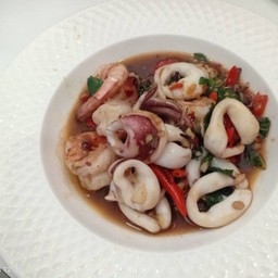 กะเพรารวมทะเล กับข้าว