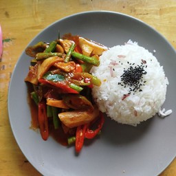 ผัดพริกแกงผักรวมราดข้าว