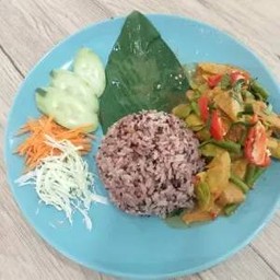 ผัดเผ็ดเป็ดย่างราดข้าวเจ