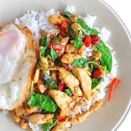 กะเพราไก่ ราดข้าว