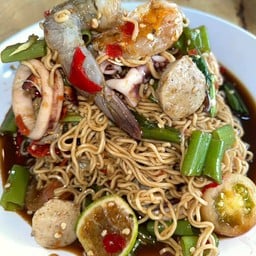 ตำเส้นมาม่ากุ้งหมึกหมูยอ