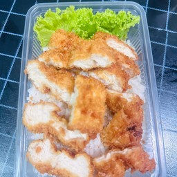 ข้าวไก่กรอบราดซอส