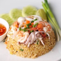 ข้าวผัดไข่ ปลาหมึก