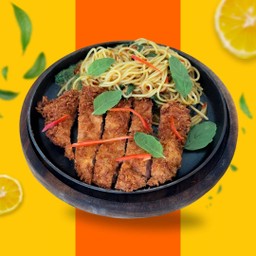 สปาเก็ตตี้ซอสกะเพราสเต็กหมูกรอบ