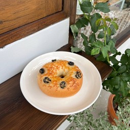 เบเกิล มะกอกดำ&ชีส (black olive & chesse)
